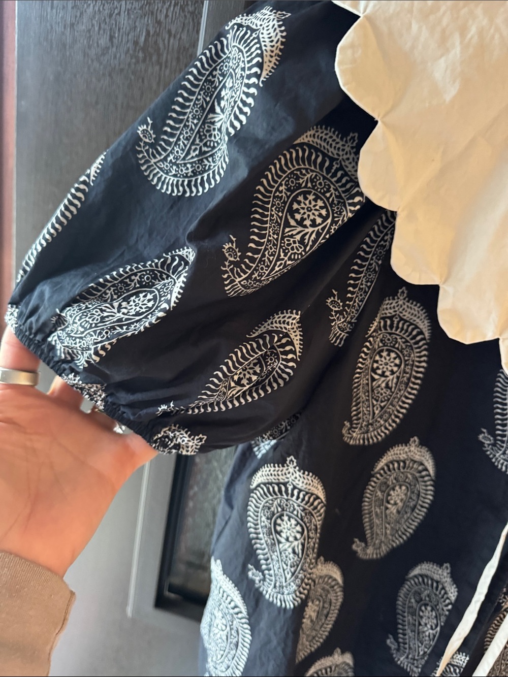 Gigio Dark Navy Paisley Puff-Sleeve Top with off White Scalloped Collar - Picture 4 of 5